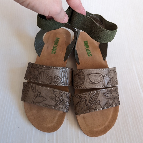 MUK LUKS women's strappy olive green sandals - Picture 11 of 11